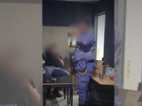 Se viralizó un video de dos policías tomando alcohol en hora de servicio.