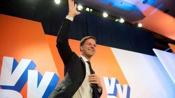 El primer ministro holandés, Mark Rutte, saluda a sus seguidores, tras las elecciones de este miércoles.