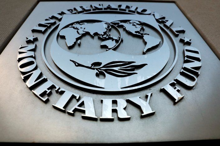 Foto de archivo: Imagen del logo del Fondo Monetario Internacional (FMI) en las afueras de la sede central del organismo en Washington, Estados Unidos. 4 sep, 2018. REUTERS/Yuri Gripas
