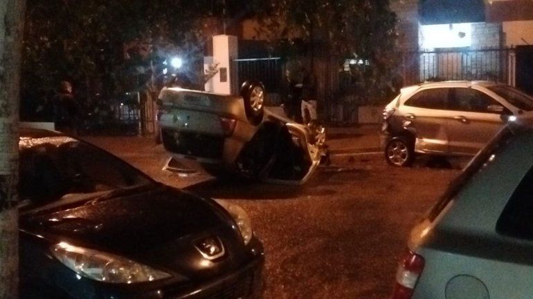Manejaba borracho y sufrió un tremendo vuelco en pleno centro