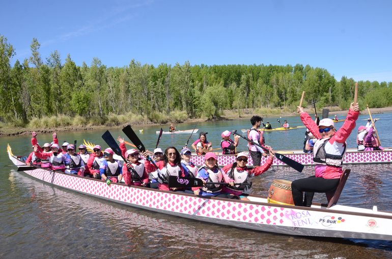 En 15 fotos: sobrevivientes de cáncer de mama realizaron la 5° edición de la Regata Rosa