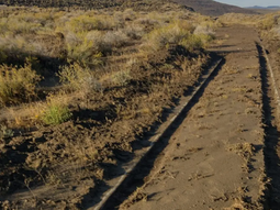 Un desmoronamiento natural de arena y barro cubrieron las vías del Tren Patagónico. Se organizó un operativo para despejar el material. Un desmoronamiento natural de arena y barro cubrieron las vías del Tren Patagónico. Se organizó un operativo para despejar el material.