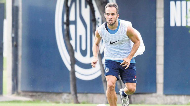 El volante por ahora sigue cómodo en el Bajo Flores.