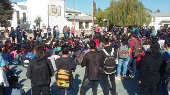 epet 9: sentada por el regreso de un docente acusado de abuso epet 9: sentada por el regreso de un docente acusado de abuso