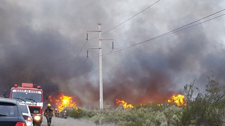 Por horas combatieron un incendio de pastizales cerca de la ruta 7
