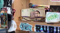 Misterio develado: ¿por qué hay un billete de $5 con la cara de Nacho Elizalde en el estudio de Tiny Desk? Misterio develado: ¿por qué hay un billete de $5 con la cara de Nacho Elizalde en el estudio de Tiny Desk?