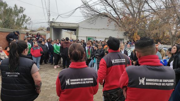 Trabajadores municipales se manifestaron por malas liquidaciones en la puerta de la Municipalidad de Plottier.