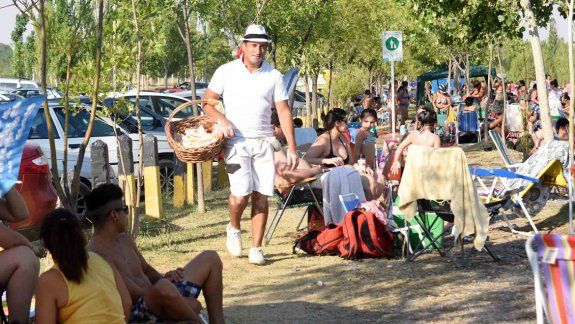 Cientos de vendedores recorren todos los días, sin descanso, la costa del Limay en busca de recaudación. Lo hacen sin parar durante gran parte de la jornada.&nbsp;