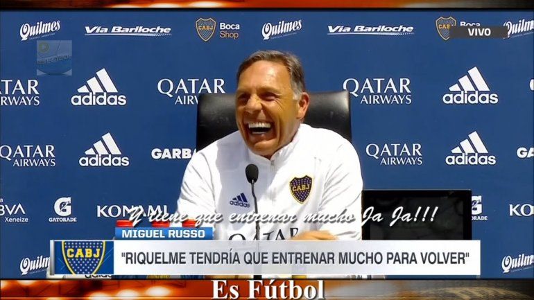 La sonrisa de Miguel ante la consulta de Román.