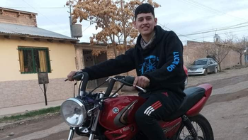 El joven había impactado contra una Ford Ranger, el pasado 26 de julio, en la intersección de calles Avenida Lago Traful y Juan Pablo II. El joven había impactado contra una Ford Ranger, el pasado 26 de julio, en la intersección de calles Avenida Lago Traful y Juan Pablo II.