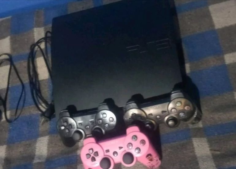 La PlayStation que apareció en uno de los allanamientos realizados después del robo en una casa. La PlayStation que apareció en uno de los allanamientos realizados después del robo en una casa. 