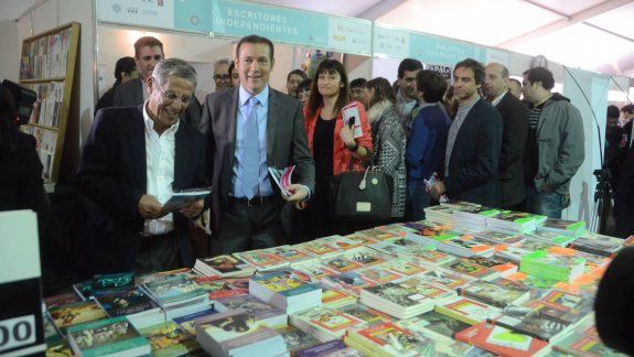 La Feria del Libro de Neuquén ya tiene las puertas abiertas. Durante dos semanas se transformará en una cita interesante para los lectores. Fue inaugurada oficialmente ayer por las autoridades.