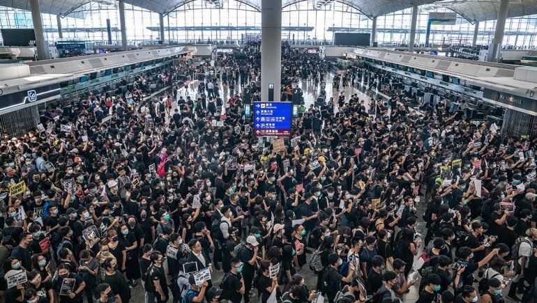 Una masiva toma en el aeropuerto de Hong Kong