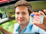 ¿Adolescentes al volante? Un senador impulsa bajar a 16 años la edad mínima para conducir autos