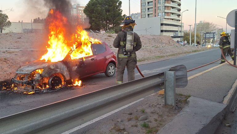 Un auto ardió en llamas y quedó destruido en Ruta 7, frente al shopping