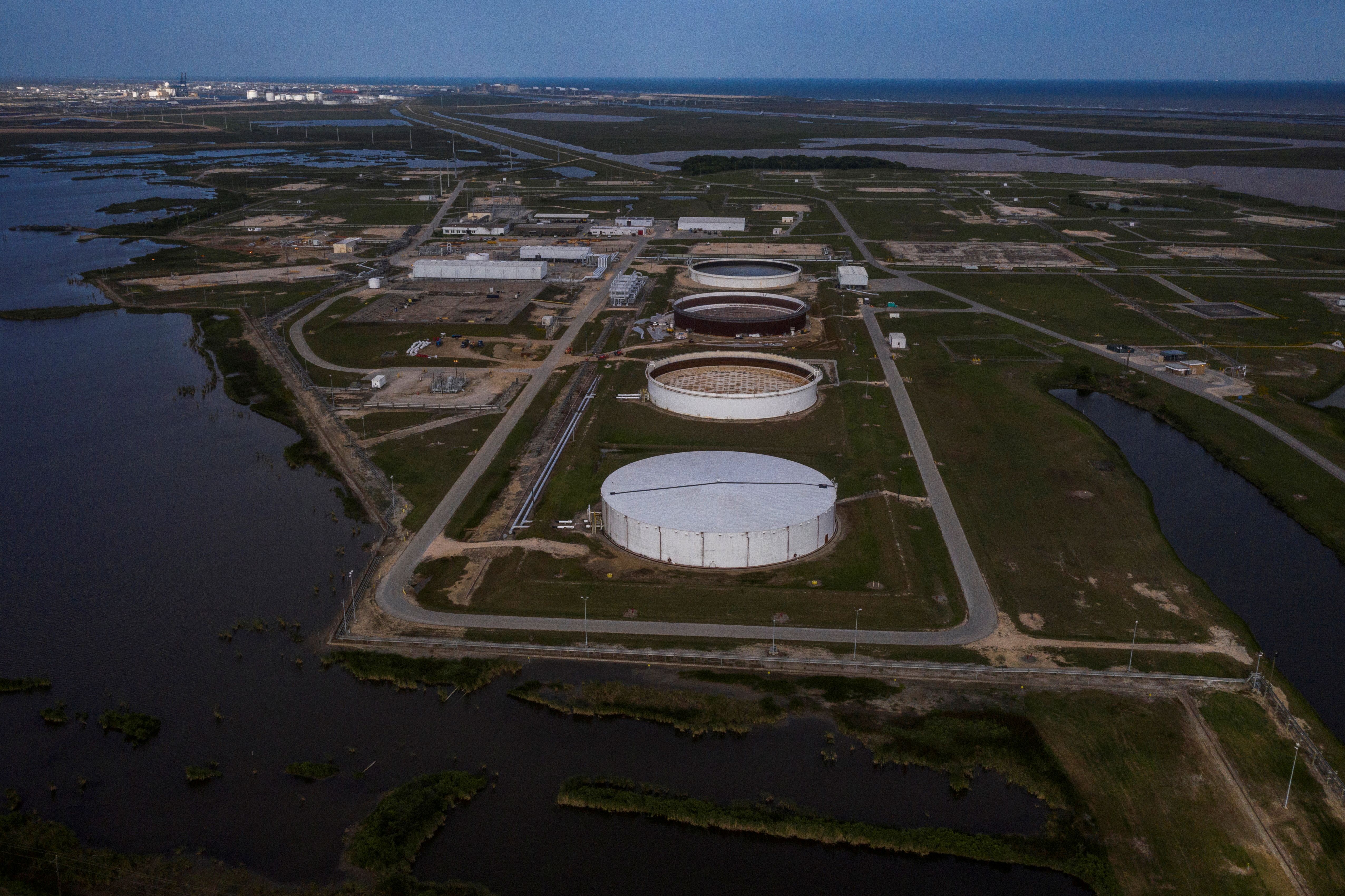 FOTO DE ARCHIVO: La Reserva Estratégica de Petróleo de Bryan Mound, una instalación de almacenamiento de petróleo, en esta fotografía aérea sobre Freeport, Texas, Estados Unidos, 27 de abril de 2020.