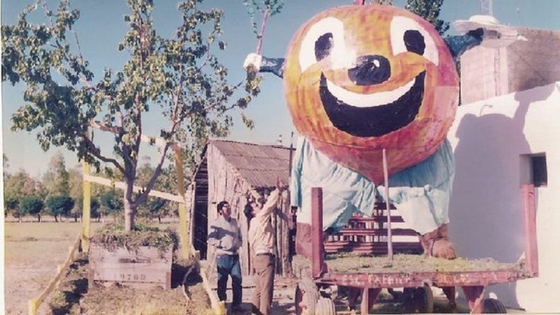 Homenaje al trabajador: Desde 1999, la celebración incorporó la Fiesta del Trabajador Rural para honrar a quienes sostienen la cosecha cada temporada. | LM Neuquen Homenaje al trabajador: Desde 1999, la celebración incorporó la Fiesta del Trabajador Rural para honrar a quienes sostienen la cosecha cada temporada.