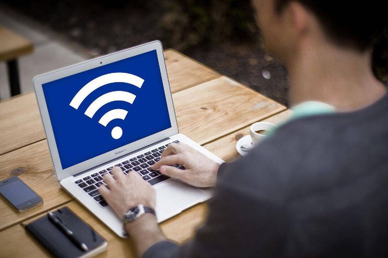 Las redes wifi funcionan mediante la transmisión de ondas de radio en diversas frecuencias para brindar conectividad inalámbrica a redes y a internet a diversas velocidades. Las redes wifi funcionan mediante la transmisión de ondas de radio en diversas frecuencias para brindar conectividad inalámbrica a redes y a internet a diversas velocidades.