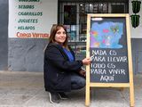 Abrió un kiosco al lado de una clínica y usa su pizarra para curar el corazón de los pacientes