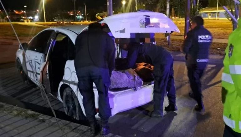 Río Gallegos: llevaba corderos vivos y atados en el baúl. Río Gallegos: llevaba corderos vivos y atados en el baúl.