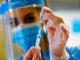 FOTO DE ARCHIVO: Una trabajadora de la residencia El Viso rellena una jeringa médica con una dosis de la vacuna de Pfizer y BioNTech contra la COVID-19 en Madrid, España, el 7 de nero de 2021. REUTERS