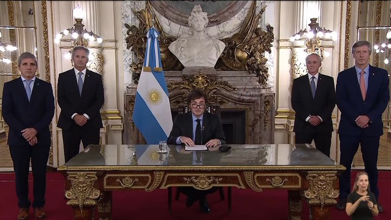 Javier Milei junto a parte de su equipo económico encabezado por Luis Caputo y Santiago Bausili.