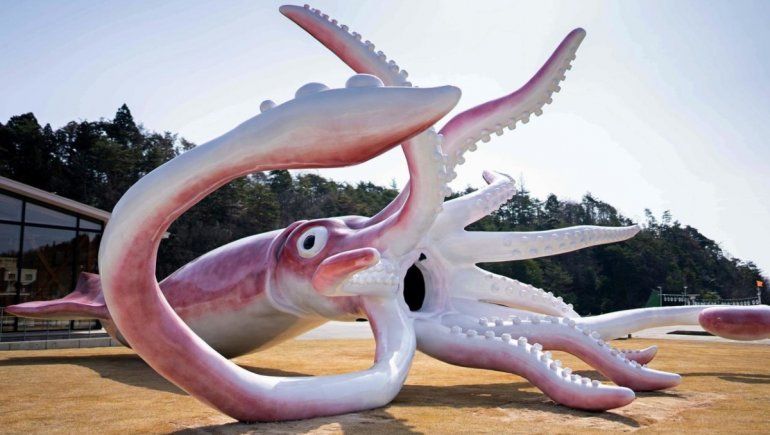 Ciudad japonesa gastó los recursos para el Covid-19 en una estatua de calamar.