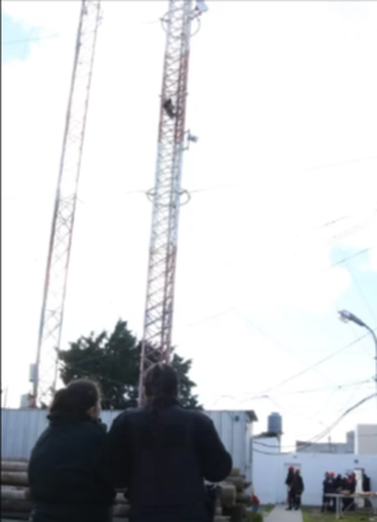 "Se me congelaron las manos", contó el padre desempleado luego de bajar de la antena municipal de Caleta Olivia, en Santa Cruz. "Se me congelaron las manos", contó el padre desempleado luego de bajar de la antena municipal de Caleta Olivia, en Santa Cruz.