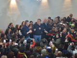 Rolando Figueroa, Larraza y Ojito García en el salón Kingdom de Plaza Huincul junto a cientos de militantes.