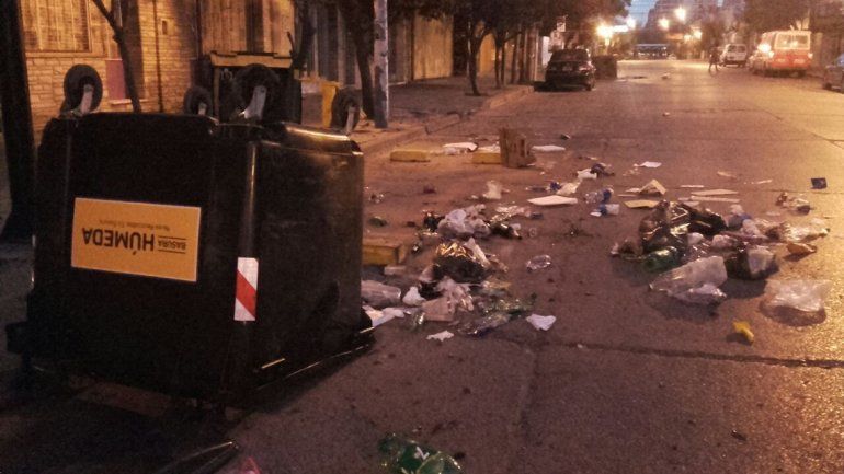 Desparramaron la basura y los contenedores en la calle