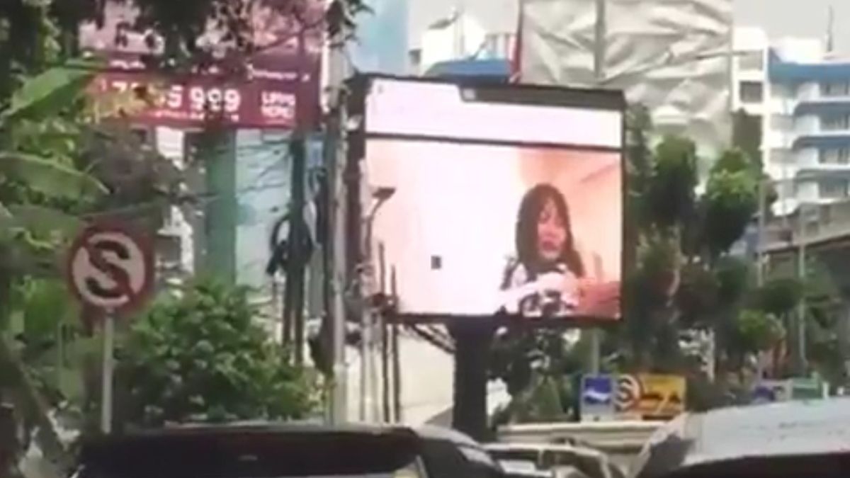 Escándalo por video porno en una pantalla callejera