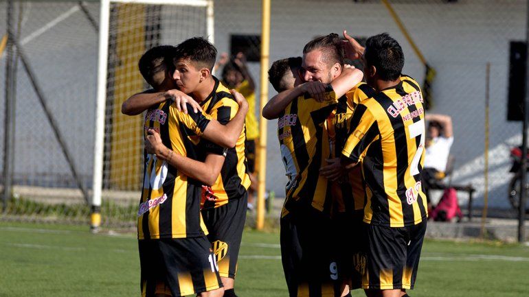 Lifune ante Bariloche, en la zona de grupos del Federal Amateur