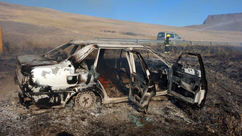 Una familia se salvó de milagro tras incendiarse por completo su auto