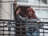 Cristina Kirchner preguntó si puede salir al balcón