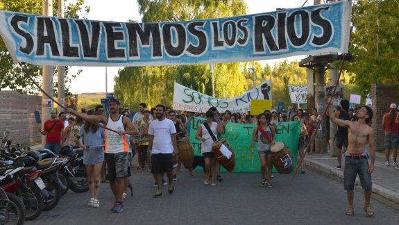 Los vecinos también pidieron la renuncia del titular de la AIC, Elías Sapag.&nbsp;