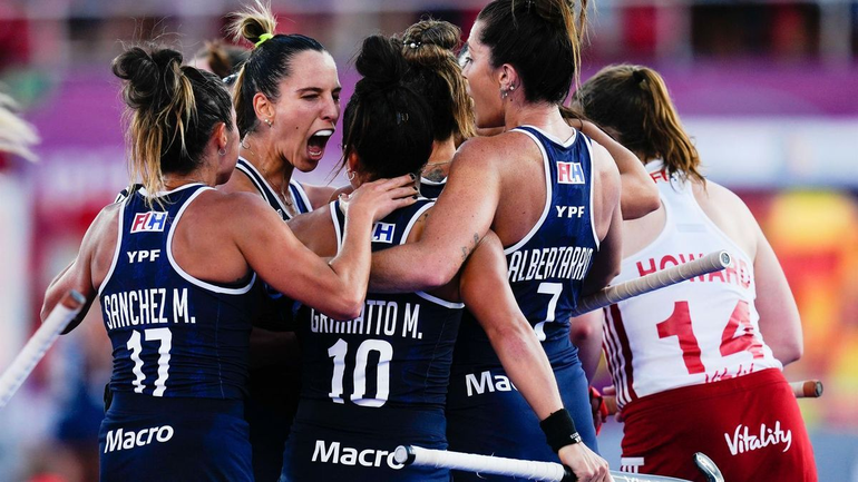 Las Leonas le ganaron a Inglaterra y están en semis: la increíble doble atajada de Succi
