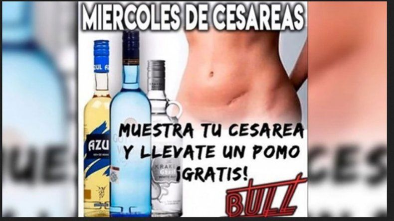 Las chicas que mostraban su cicatriz eran premiadas con una bebida. Finalmente, el bar se disculpó por su idea.