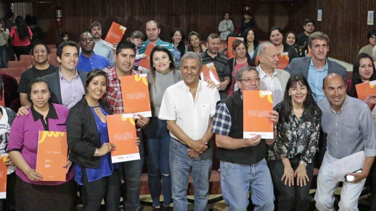 El intendente Horacio Quiroga estuvo junto a los propietarios de viviendas que recibieron las escrituras.