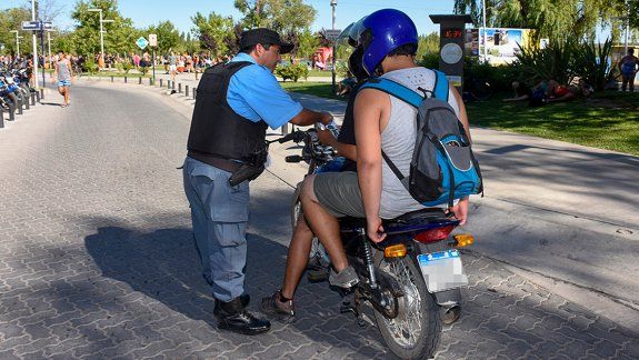 Cayó un motociclista con 2