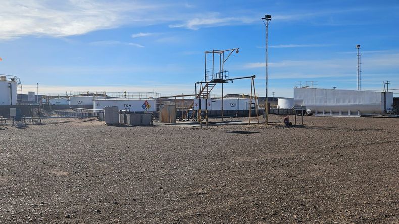 Los trabajadores del yacimiento El Sauce reclaman por la falta de pago de sus sueldos.  | LM Neuquen Los trabajadores del yacimiento El Sauce reclaman por la falta de pago de sus sueldos.