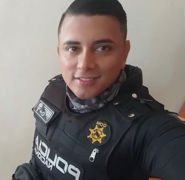 El cabo segundo Álvaro Andrés Intriago González, de 30 años, fue asesinado en Guayaquil horas antes del inicio de las elecciones en Ecuador. El cabo segundo Álvaro Andrés Intriago González, de 30 años, fue asesinado en Guayaquil horas antes del inicio de las elecciones en Ecuador.