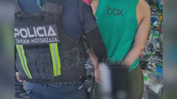 Un hombre fue demorado porque andaba con un arma de fuergo en pleno centro. Un hombre fue demorado porque andaba con un arma de fuergo en pleno centro.