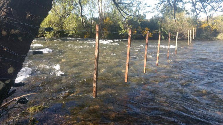 Indignación por un cerco en el río Curruhue en Junín
