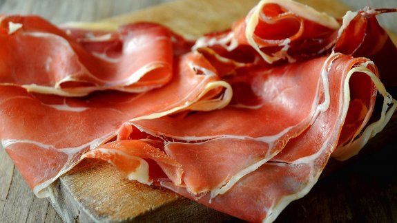 El Senasa reforzó controles para evitar que productos como el jamón ingresen con riesgo sanitario al país.