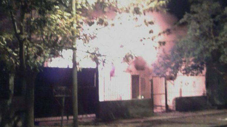 La casa quedó totalmente destruida por las llamas