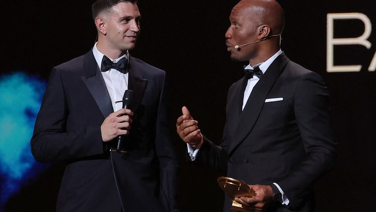 Dibu Martínez antes de recibir el premio al mejor arquero del mundo.&nbsp;