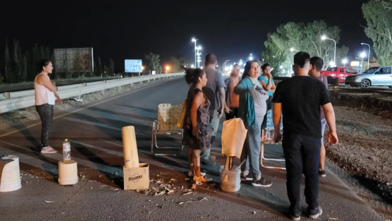 Crece la tensión con piquetes en Centenario por la falta de agua