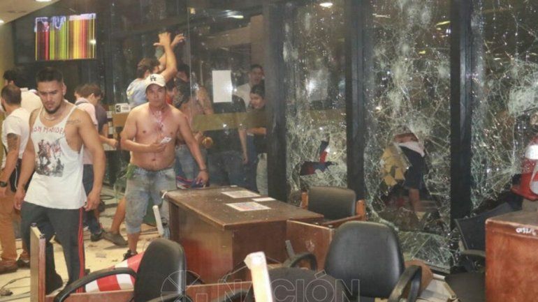 Queman el Congreso Nacional en Paraguay tras la aprobación de una enmienda para la reelección del Presidente