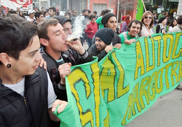 Uruguay: le sacarán el carnet a quienes manejen tras fumar marihuana