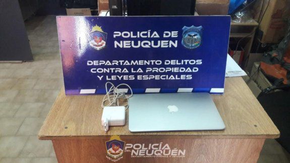 Quisieron vender una notebook robada por Facebook y los detuvieron